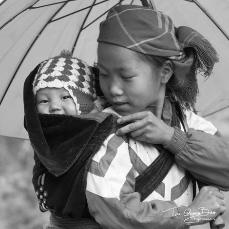 Two H'Mong sisters